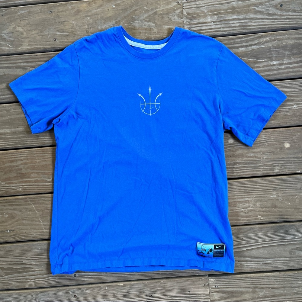 Men’s Nike Blue Pullover Graphic Basketball Tee Shirt Size XL. Mint condition.